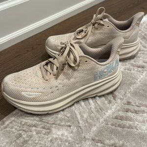 Women's Clifton 9 Size 8.5 Sneaker Sand / Eggnog